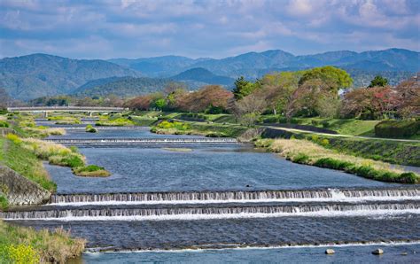 Le Rouleau de la Rivière Kamo! Une Exploration Vibrant des Paysages Fluides de l'Heian