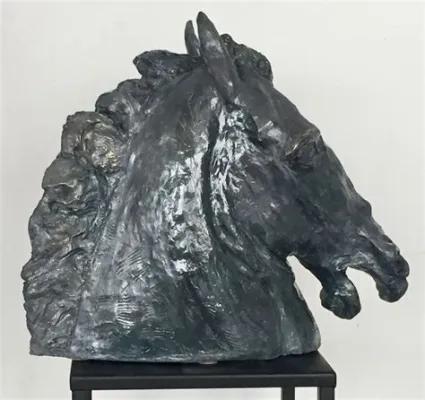 Le Cheval de la rivière Luo! Une Découverte Sculpturale en Terre Cuite et un Rêve d'Ancêtre Celestre