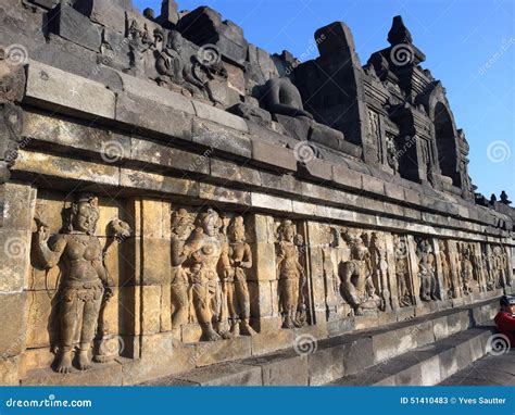 Le Relief de Prambanan: Un Hymne Sculpté à la Divinité Hindoue!